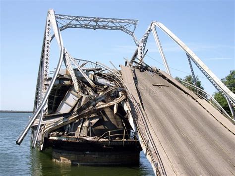 bridge destroyed by wind